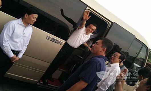 总理河南调研乘宇通T7