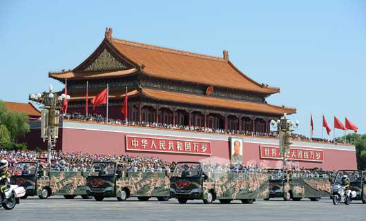 安凯宝斯通载抗战老兵荣耀受阅