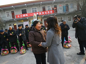 冬日暖阳照绿城 爱心宇通暖人心