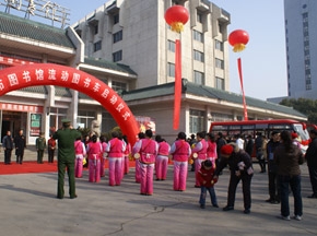 襄樊市首辆“东风造”流动图书车交付使用