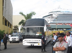 海格客车亚洲和美洲两大峰会同时上演双城记