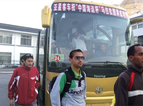 亚星客车助阵第四届鉴真马拉松赛