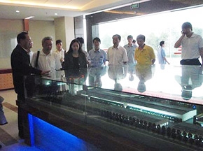 国家工信部领导参观考察恒通客车