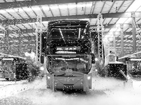 青年造出580万元天价巴士出口阿联酋迪拜