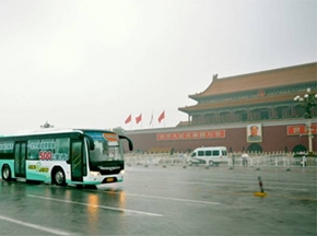 中大新能源客车长安街上展风采