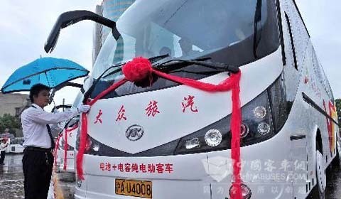 上海大众交通首批新能源纯电动旅游大客车投入使用