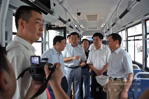 山东省省长姜大明体验新能源客车