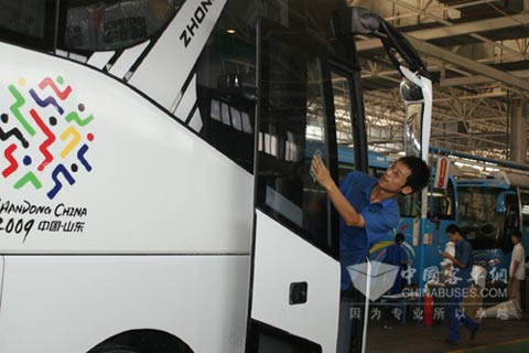 中通员工细心打扫全运会服务用车