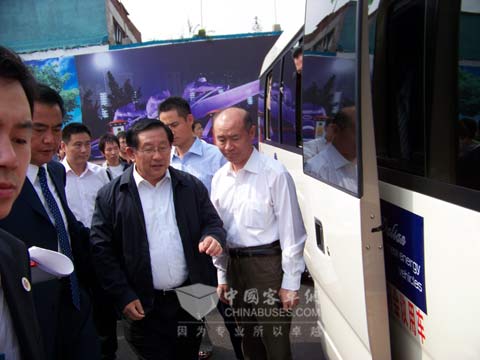 科技部部长万钢参观宝斯通纯电动公务客车