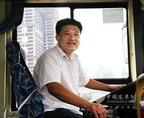 驾驶员何晓鹏接受记者采访