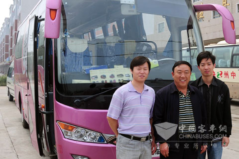 朱新社董事长与大金龙业务员合影