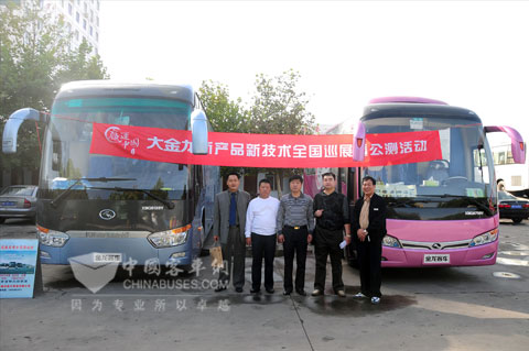 许昌客户在“赢运中国”巡展车队前合影