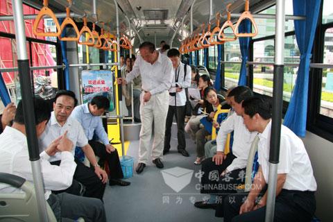 镇江市政府领导试乘海格大容车