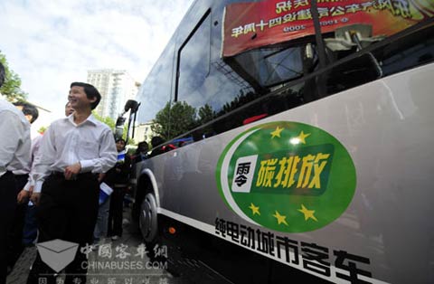 东风汽车公司40周年成就展上亮相的零碳排放东风纯电动城市客车