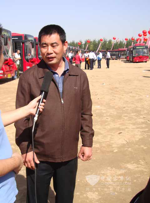 石家庄公共交通总公司总经济师于新泉接受媒体采访