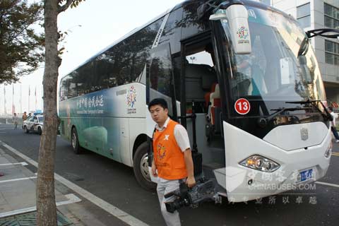 全运会火炬传递中服务于新闻记者的中通客车