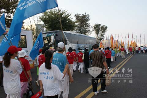 服务全运会火炬传递的中通客车引观众驻足