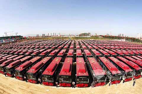 600辆黄海天然气客车整齐排列等待在石家庄上路