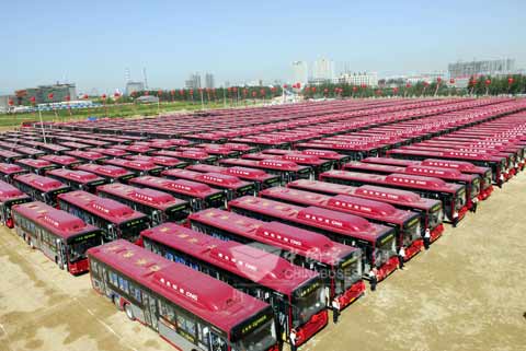 600辆黄海天然气客车整齐排列等待在石家庄上路（图为现场一角）