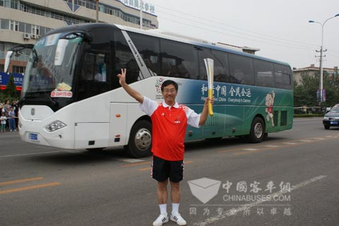 火炬手与中通车辆合影
