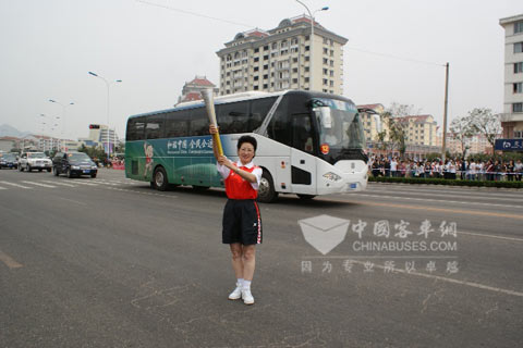 火炬手与中通车辆合影