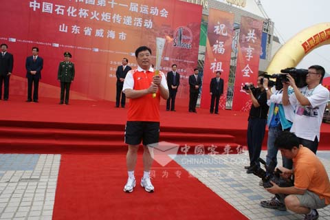 全运会火炬传递威海站第一火炬手