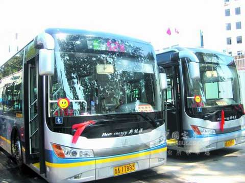 运行于济南街头的中通新能源公交车 