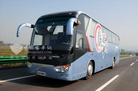 大金龙XMQ6128飞驰在前往洛阳的高速公路上