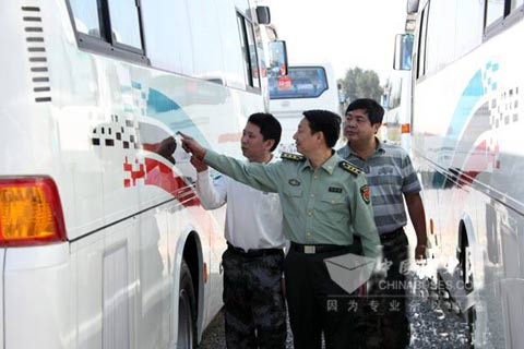 揭秘阅兵保障车衡山客车如何“出炉(图为军地双方检查衡山大客车使用状态)