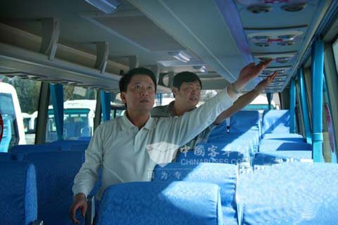 揭秘阅兵保障车衡山客车如何“出炉”(图为设备制造技术人员对车辆进行检查)