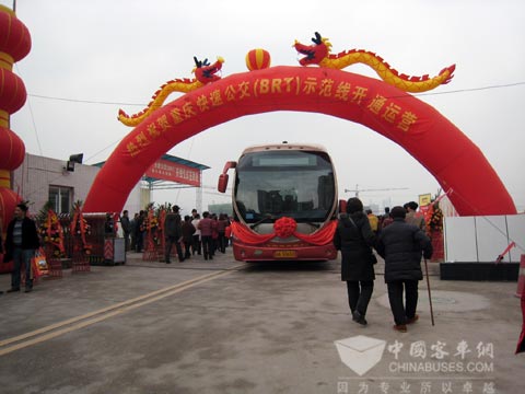 2007年12月，重庆首条BRT开线，市民争相乘坐恒通客车