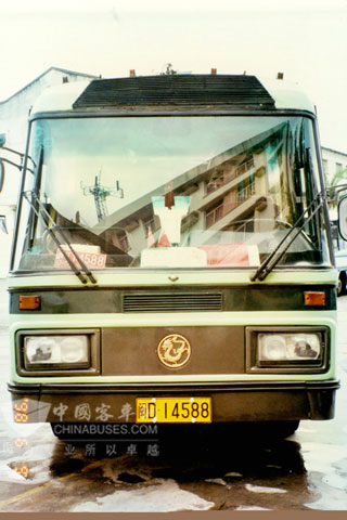 1989年第一辆金龙客车下线