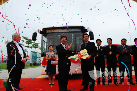 2009年6月,中国首台混合动力客车出口新加坡