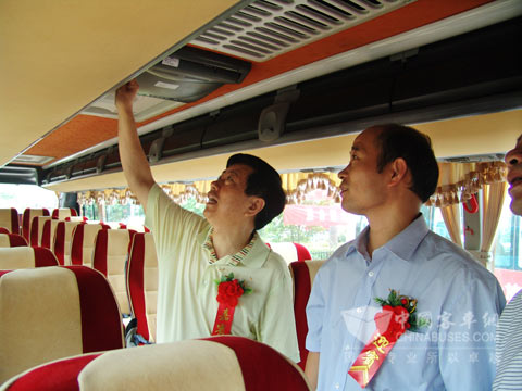 泉州市政协副主席、总工会主席傅福荣参观金旅XML6126客车