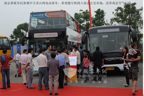 参加奋进的江苏——新中国成立60周年成就展的中大客车