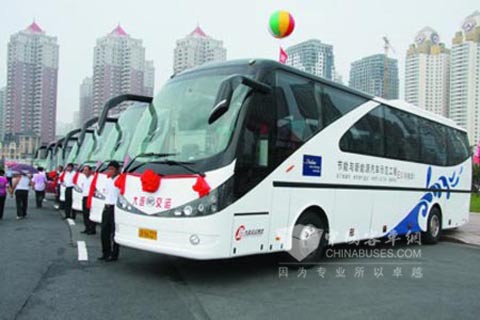 一汽客车大连客车厂生产的CA6126SH8混合动力客车服务于达沃斯论坛