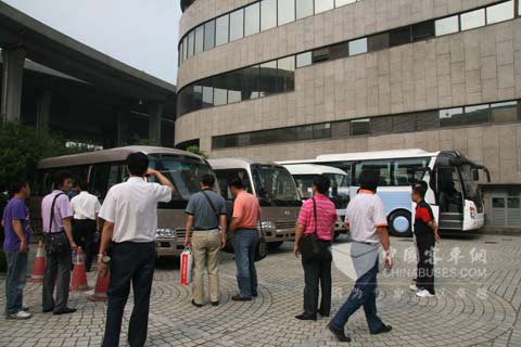 江淮宝斯通江浙沪区域推介会现场客户观赏宝斯通客车