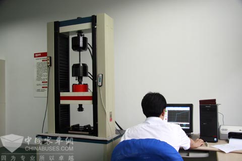 海格客车材料力学实验室一角