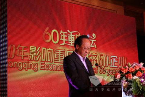 恒通客车总经理邓平代表获奖企业在颁奖典礼现场发言