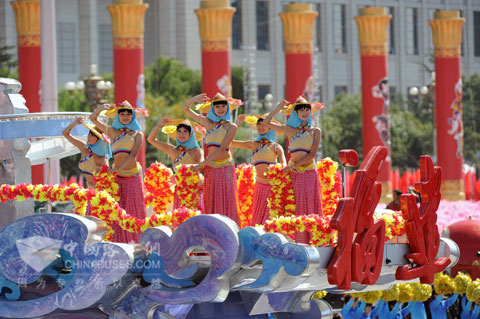 福建彩车上的惠安女表演别具特色