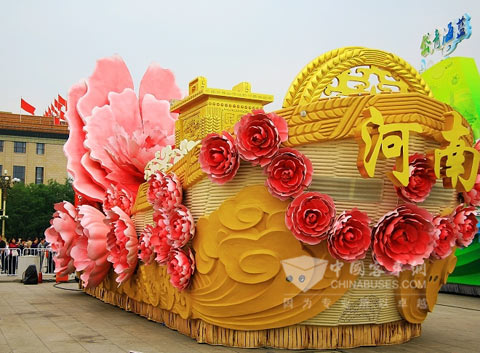 宇通参与设计的河南彩车“花开盛世”新颖造型