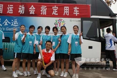 感动中国人物徐本禹与护跑手在中通客车前合影留念