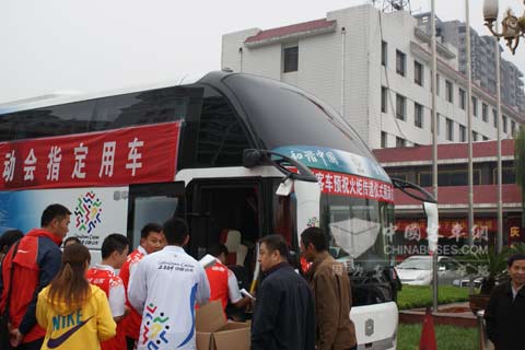 全运会火炬手乘坐中通客车前往传递现场