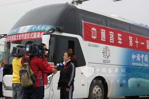 乒乓球世界冠军刘伟在全运会聊城火炬传递现场接受采访