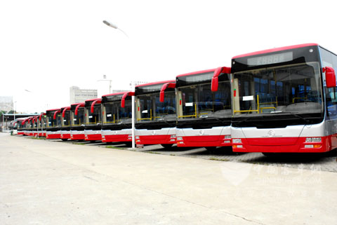 厦门金旅公交车批量在济南运营