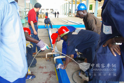 工作人员对工厂生产线进行改造