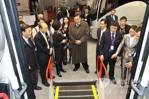 2009欧洲客车博览会上中国驻比利时大使王援远大使在大金龙展台详细了解参展车型