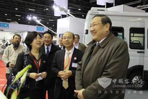 2009欧洲客车博览会上中国驻比利时大使王援远聆听大金龙工作人员介绍中国客车业出口情况
