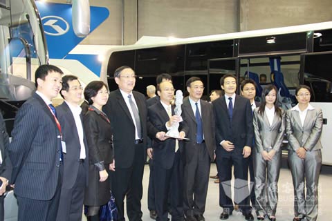 2009欧洲客车博览会上中国驻比利时大使王援远与大金龙工作人员合影留念