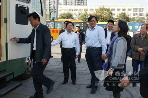 与会客人登上中通客车